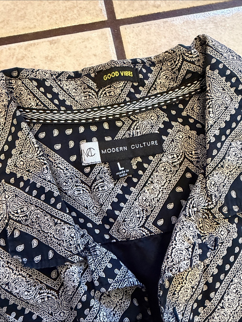 Men's Short-Sleeve Geometric Button-Down Shirt - Black & Cream - Picture 2 of 5
